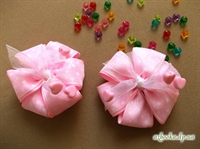 Бант для волос (светло-розовый текстиль, белая органза, сердечки).