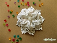 Бант для волос (белое кружево, бусинка).